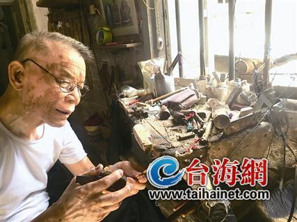 ▲老人在制作渔网梭