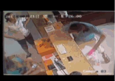 ▲画面中的这位男子就是肖某,他为什么要用吧台上的提示牌砸那名女子呢?