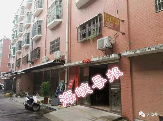 案发的公寓门口附近