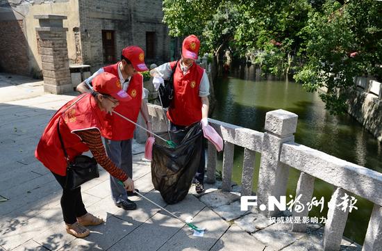 福州市建设系统党员志愿者开展爱河护河志愿行动