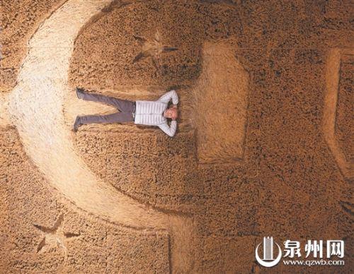  蔡国强躺于作品《大地》中