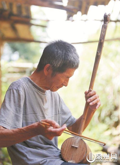 拉起二胡,吹起唢呐,盲人吴泽救就会想起去世的吴垂挺。