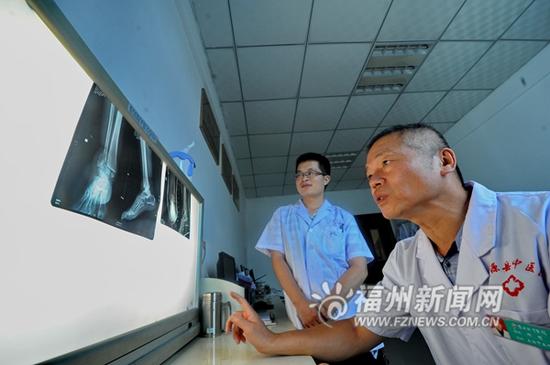 游硕正在研究四肢长干骨骨折复位固定器。