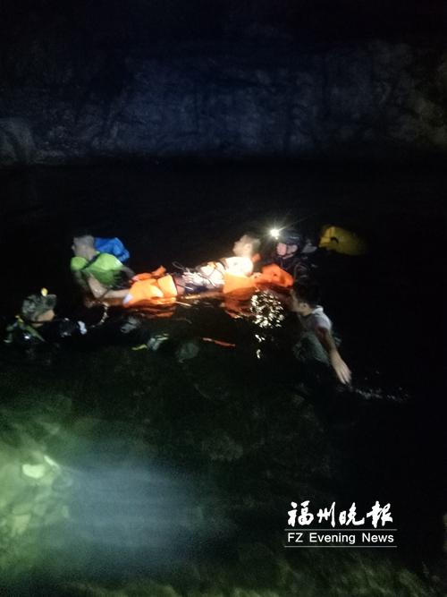 救援人员在担架下绑救生衣,水潭泅渡运送伤员。救援队供图