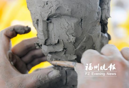 竹刀修饰泥塑作品。