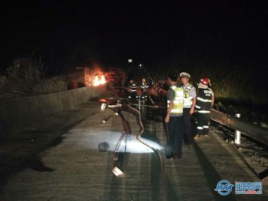 民警赶到现场维持秩序