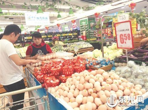  市民在一家超市选购鸡蛋