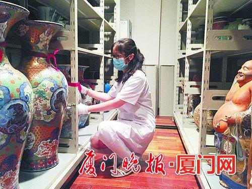 -黄筱雯平常负责文物保管,外人看起来很轻松的工作,其实需要花费很多精力。