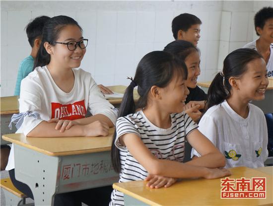 实践团成员在长乐学校进行支教时学生仔细听讲热情互动 通讯员陈玉叶摄