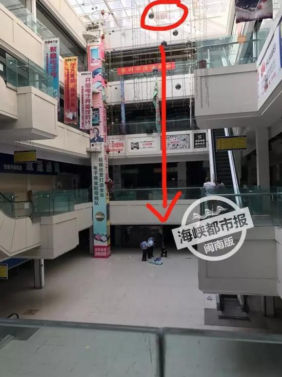 上午7时许,海都记者赶到事发现场时,警方在现场勘察。