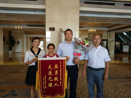 台海网9月19日讯 据海峡都市报报道,开学半个多月后,罗勇芳和女儿昨天终于见到了救命恩人郑华文,送上了致谢的锦旗和鲜花。