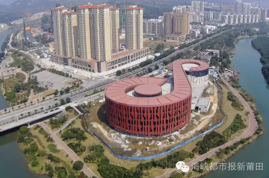 她坐落于妈祖故乡——莆田,外观如妈祖手中的一柄“如意”,祝福莆田人民吉祥如意的新生活。