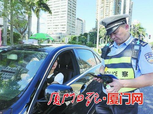 交警正在拦查车辆。