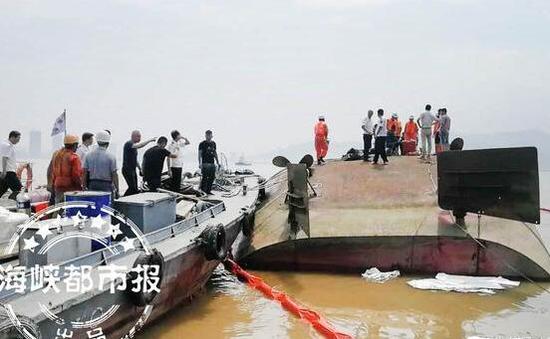 运沙船倒扣,救援人员正在搜寻失踪者(现场救援人员供图)