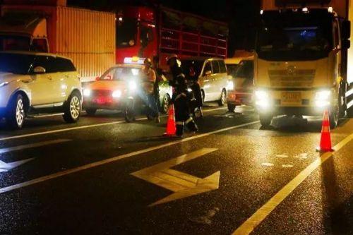 5分钟后,明火被扑灭,消防官兵对撬开的引擎盖和车厢内的冒烟处进行浇灌,防止复燃。