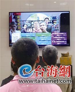 消费者只要站在系统屏幕前,系统就会捕捉脸部信息并传送给云计算