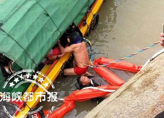 一名船员被救上船(现场救援人员供图)