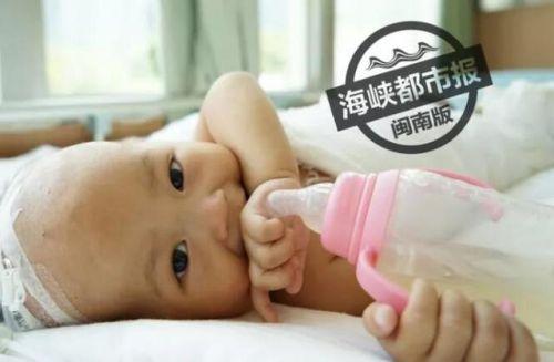  妈妈一个不注意 她爬出学步车,打开水龙头