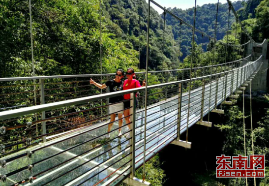 福州景区首座悬空玻璃天桥对外开放