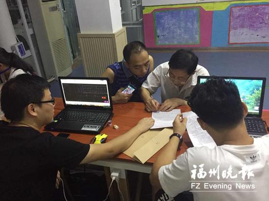 昨晚,各征收分指挥部延长加班时间,为涉迁户提供服务