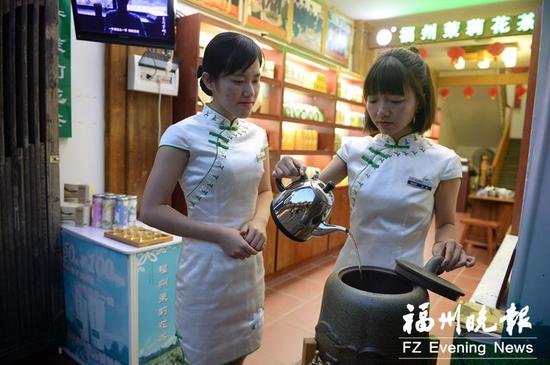 连日来,榕城高温。三坊七巷春伦爱心茶摊工作人员不断给茶摊水壶加水。