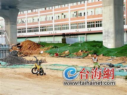 ◆仍有小孩在现场玩耍