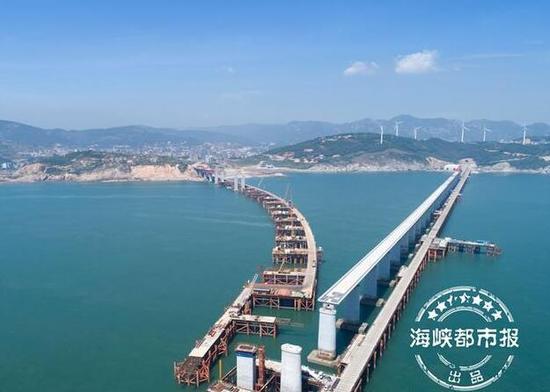 图中左侧是在建的长平高速,右侧是在建的平潭海峡公铁两用桥
