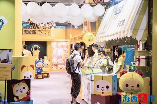 夏萌猫在旅游聚集区推出多款文创食品系列产品。
