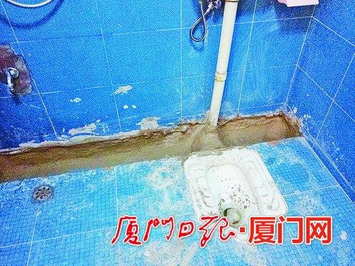王先生家施工进行一半的卫生间。