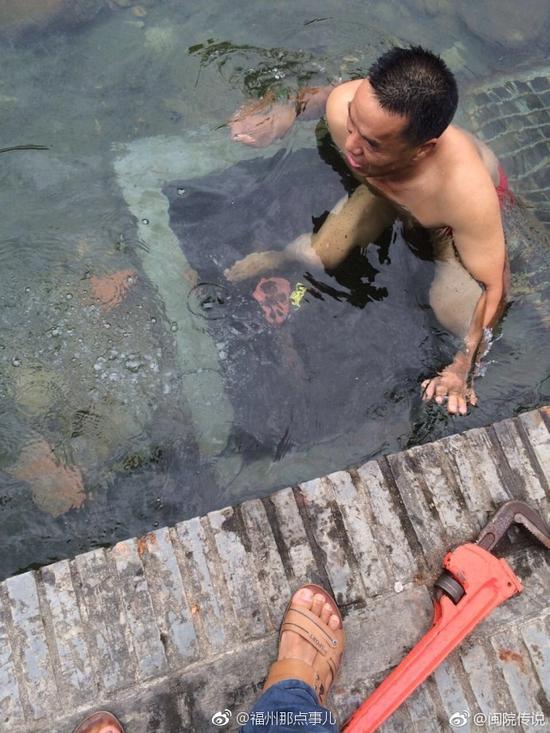 因为水中缺氧,陈师傅只能在水中修一会,再上来透透气。