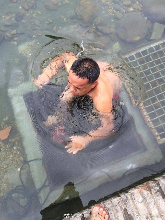 经过半个小时,陈师傅将管道修好。