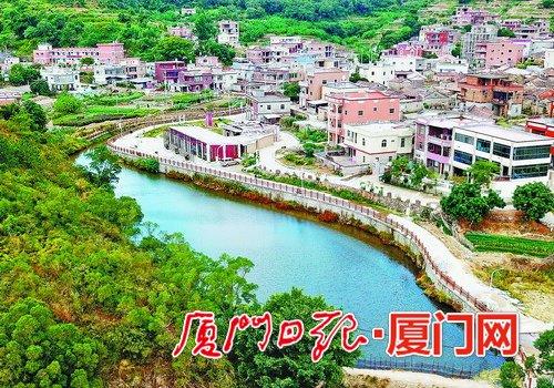 俯瞰深藏山坳的锄山村