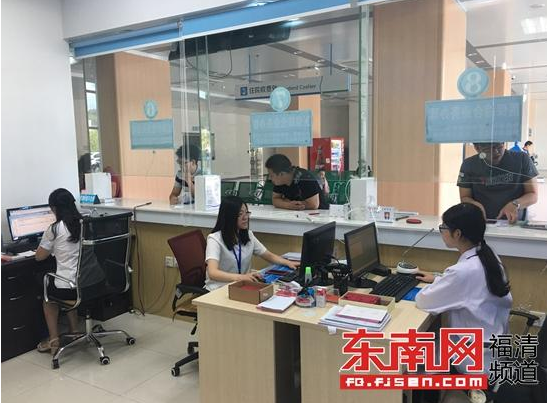 医保工作人员为市民办理业务