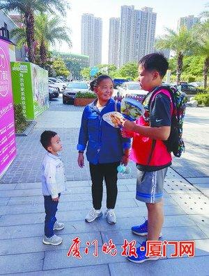小义工向市民宣讲文明理念。