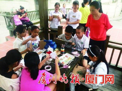 孩子们在做手工艺品,变废为宝。