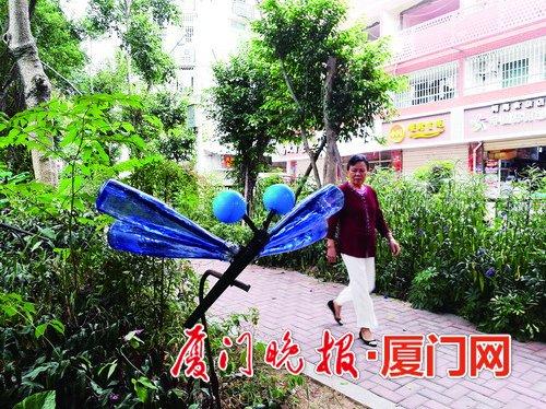 酒瓶做的蜻蜓成为公园一景。