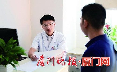 -半马参赛者进行心脏体检后,医生为他耐心解读体检报告。