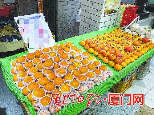 市场上售卖的柿子。(本报记者薛尧摄)