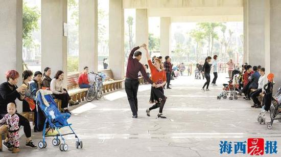 居民在公园悠闲跳舞。通讯员林志杰摄