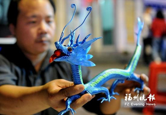 王胜利手工编织一只“大龙”要花五个小时。