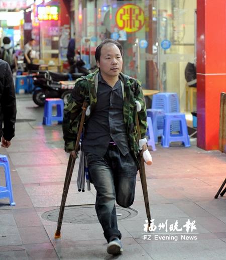 他拄着拐杖上街摆摊。