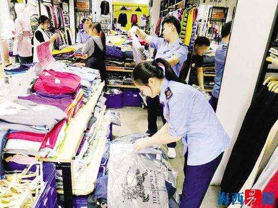 执法人员查获假冒世界名牌服装。