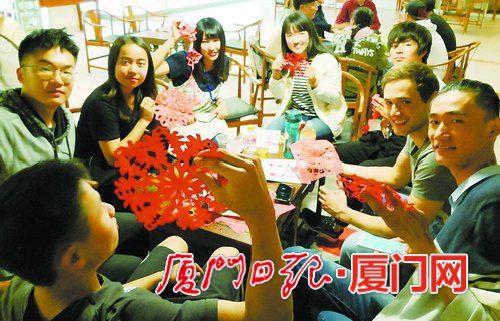 厦大国际学院、厦大海外教育学院每周二举办“汉语角”。