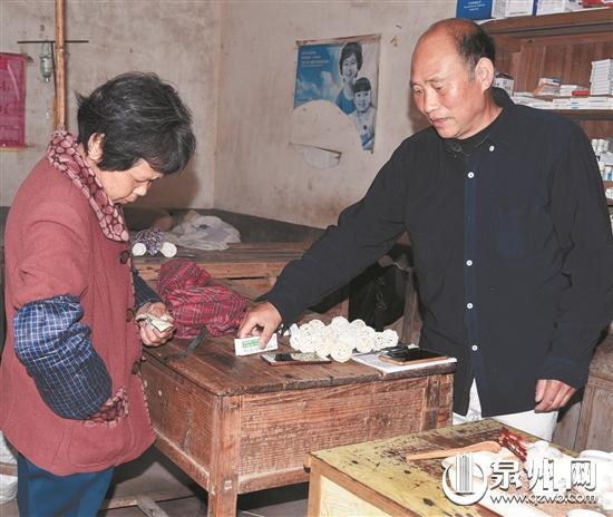 张璋尧坚守山村行医,因为他放不下村里的病人。