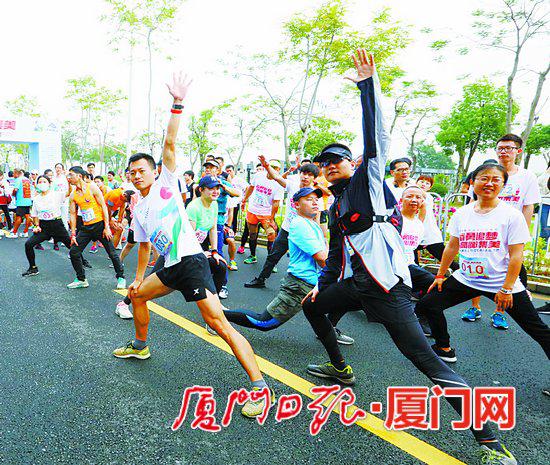 赛前选手热身。(本报记者张奇辉摄)