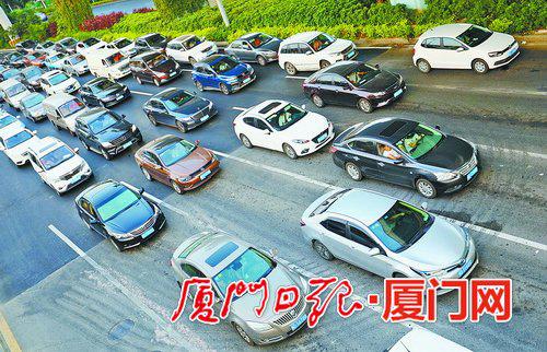 昨日下午云顶中路车流。(厦门日报记者 张奇辉 摄)
