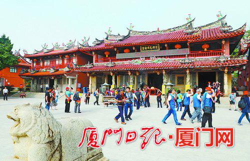 ▲海内外嘉宾参观青礁慈济祖宫,弘扬慈济精神。(郑伟明 摄)
