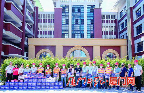 ▲为夏日一线工作者送水活动走进金林湾实验学校。