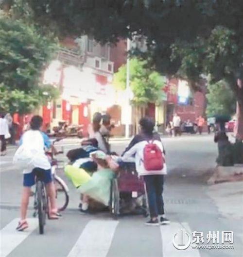 余凌雪等人帮助轮椅阿婆(视频截图)
