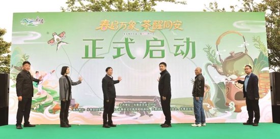 ▲县委常委、县政府党组成员、青云山党工委书记李志专，副县长陈军出席活动。